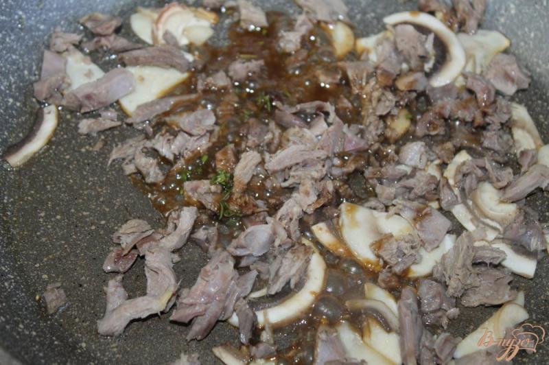 Фото приготовление рецепта: Булгур с грибами и уткой шаг №5