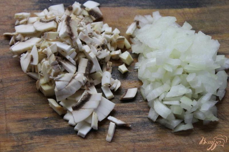 Фото приготовление рецепта: Тальятелле с грибами и курицей в томатном соусе шаг №1