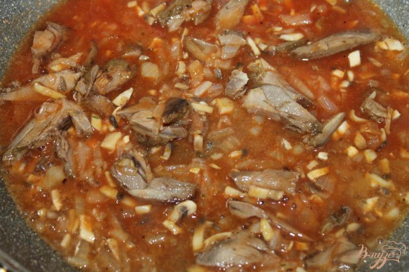 Фото приготовление рецепта: Тальятелле с грибами и курицей в томатном соусе шаг №3