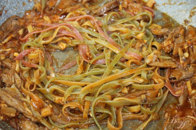 Фото приготовление рецепта: Тальятелле с грибами и курицей в томатном соусе шаг №5