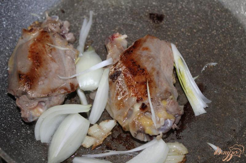 Фото приготовление рецепта: Пряные куриные бедра тушеные в соевом соусе шаг №3