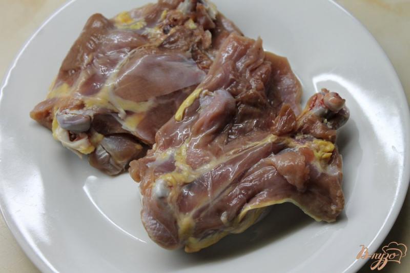 Фото приготовление рецепта: Пряные куриные бедра тушеные в соевом соусе шаг №1