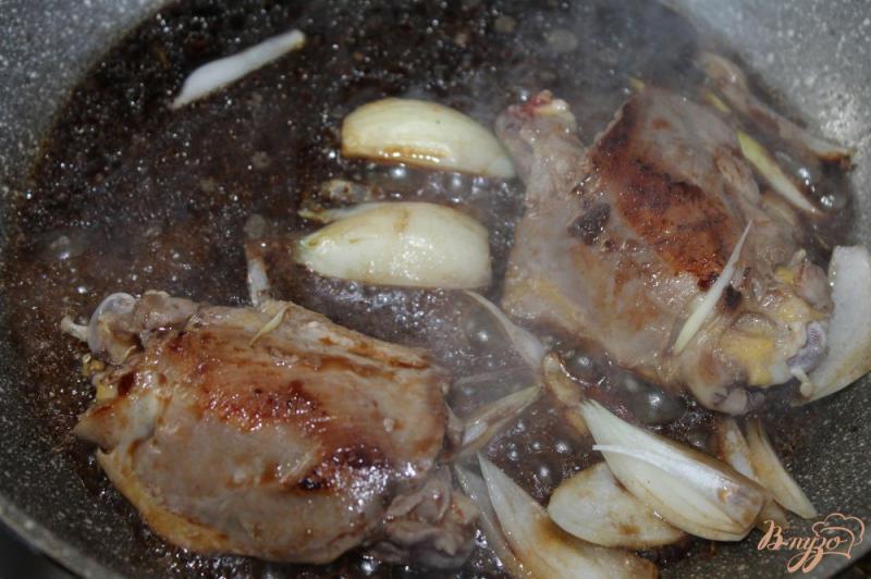 Фото приготовление рецепта: Пряные куриные бедра тушеные в соевом соусе шаг №4