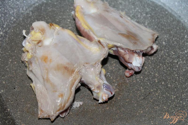 Фото приготовление рецепта: Пряные куриные бедра тушеные в соевом соусе шаг №2