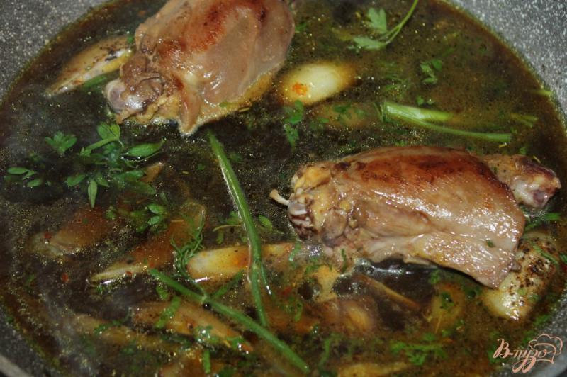 Фото приготовление рецепта: Пряные куриные бедра тушеные в соевом соусе шаг №6