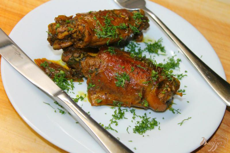 Фото приготовление рецепта: Пряные куриные бедра тушеные в соевом соусе шаг №7