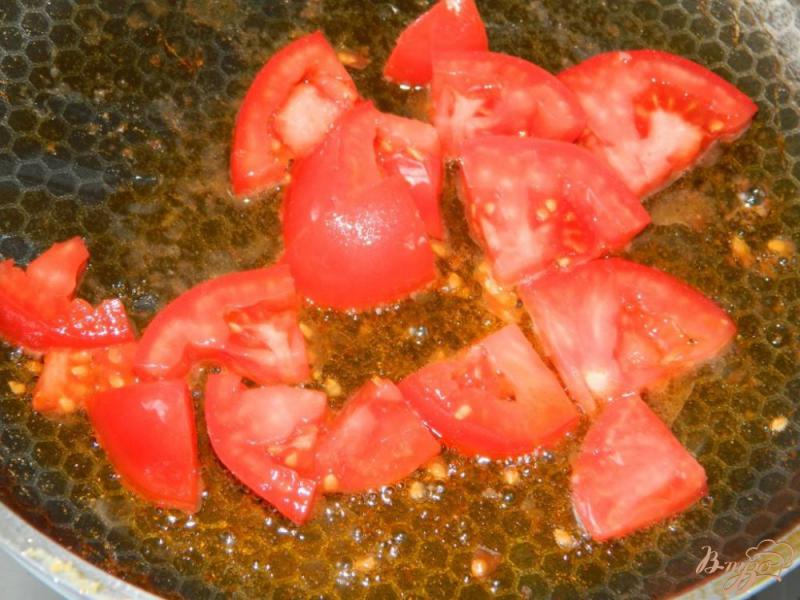 Фото приготовление рецепта: Омлет с помидорами и сыром шаг №1