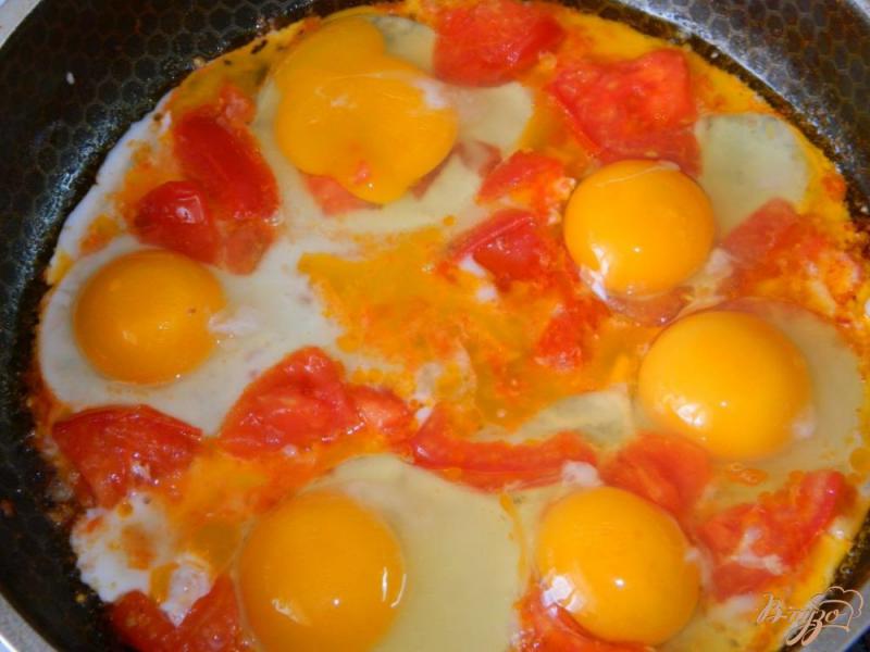 Фото приготовление рецепта: Омлет с помидорами и сыром шаг №2