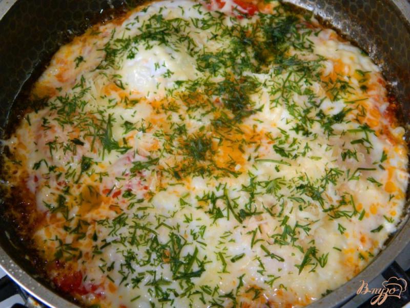 Фото приготовление рецепта: Омлет с помидорами и сыром шаг №3