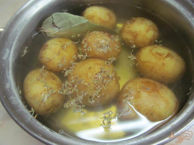 Фото приготовление рецепта: Молодой картофель с горошком и чесноком шаг №1