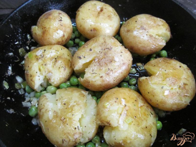 Фото приготовление рецепта: Молодой картофель с горошком и чесноком шаг №3