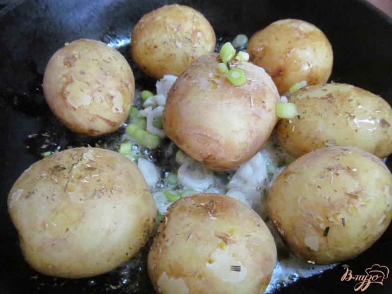 Фото приготовление рецепта: Молодой картофель с горошком и чесноком шаг №2