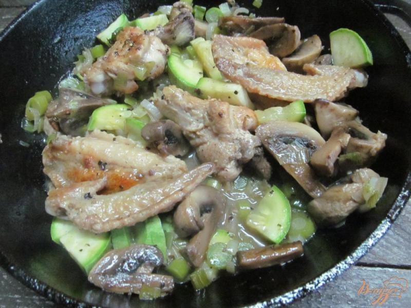 Фото приготовление рецепта: Куриные крылья с кабачком и шампиньоном шаг №5