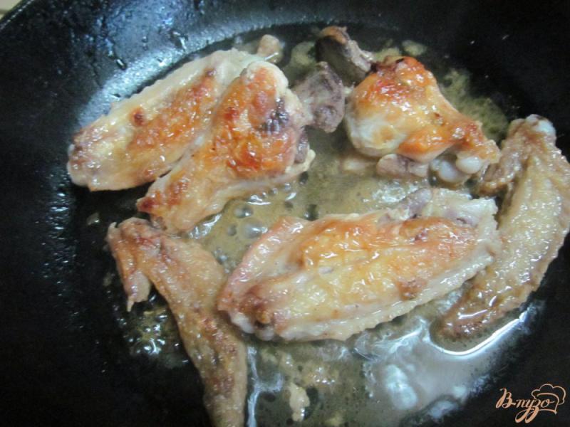 Фото приготовление рецепта: Куриные крылья с кабачком и шампиньоном шаг №1