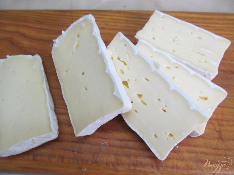 Фото приготовление рецепта: Сыр бри в лаваше с медом шаг №1