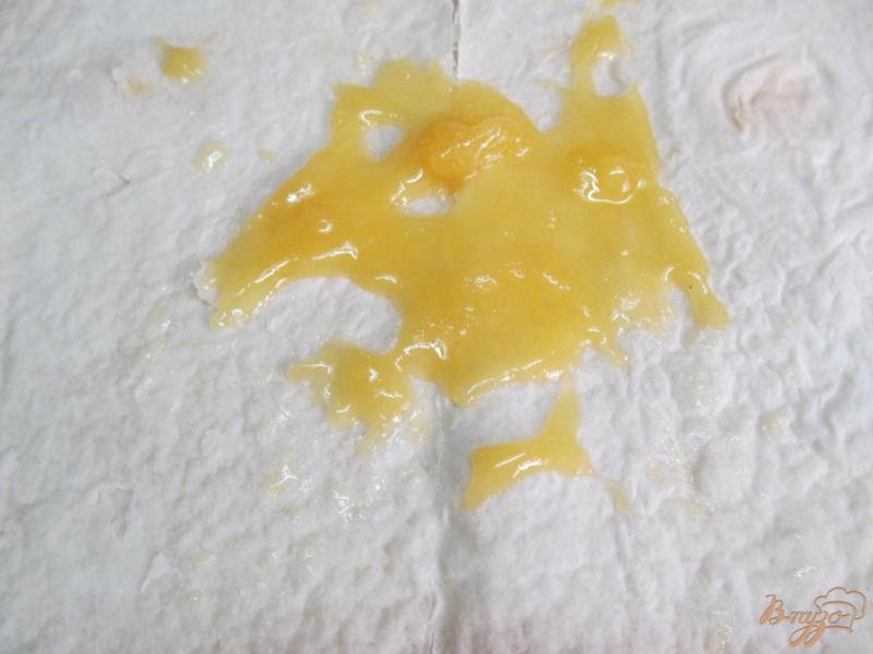 Фото приготовление рецепта: Сыр бри в лаваше с медом шаг №2