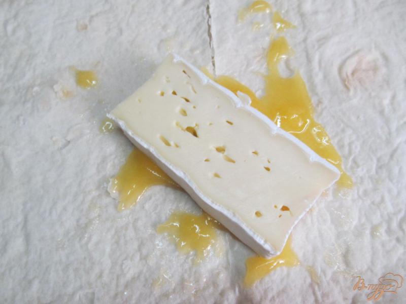 Фото приготовление рецепта: Сыр бри в лаваше с медом шаг №3