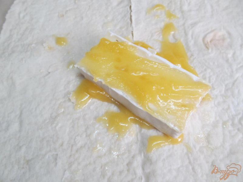 Фото приготовление рецепта: Сыр бри в лаваше с медом шаг №4