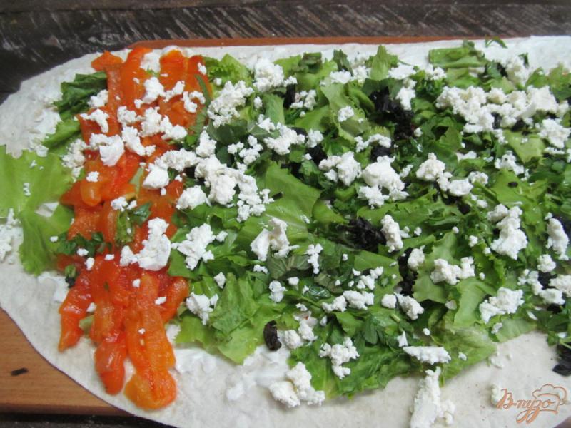 Фото приготовление рецепта: Закуска из лаваша с зеленью и сыром шаг №5
