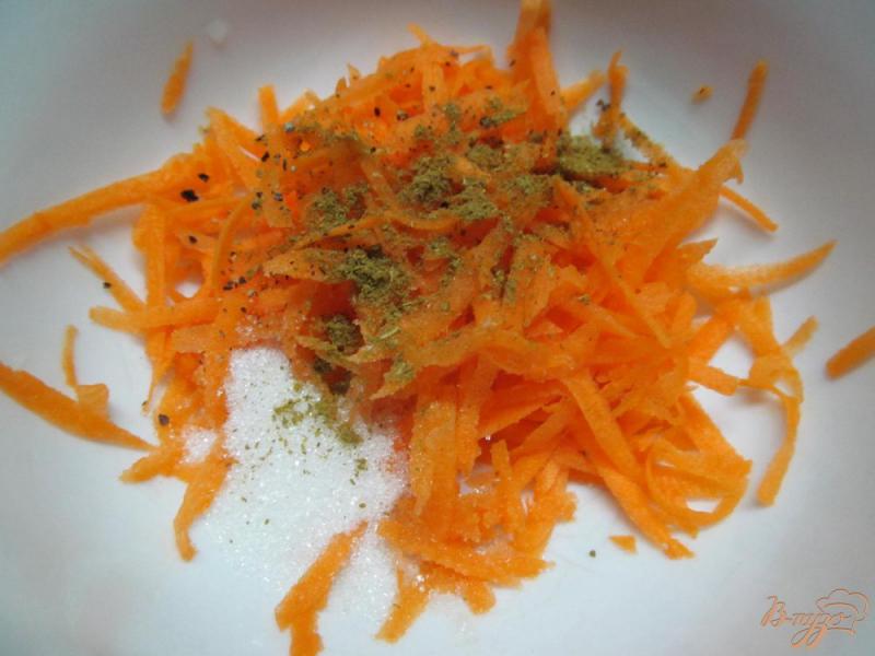 Фото приготовление рецепта: Салат с копченой курицей морковью и огурцом шаг №1