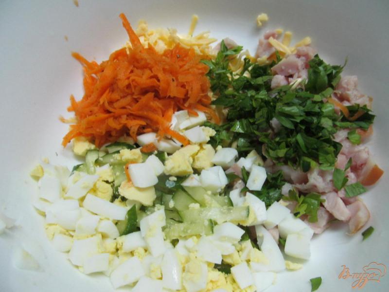 Фото приготовление рецепта: Салат с копченой курицей морковью и огурцом шаг №4