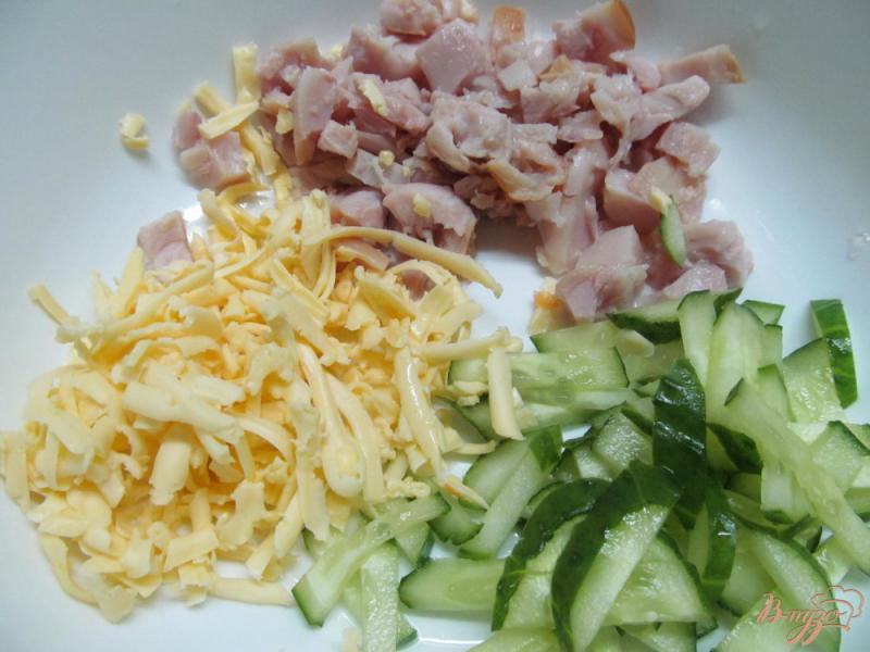 Фото приготовление рецепта: Салат с копченой курицей морковью и огурцом шаг №3
