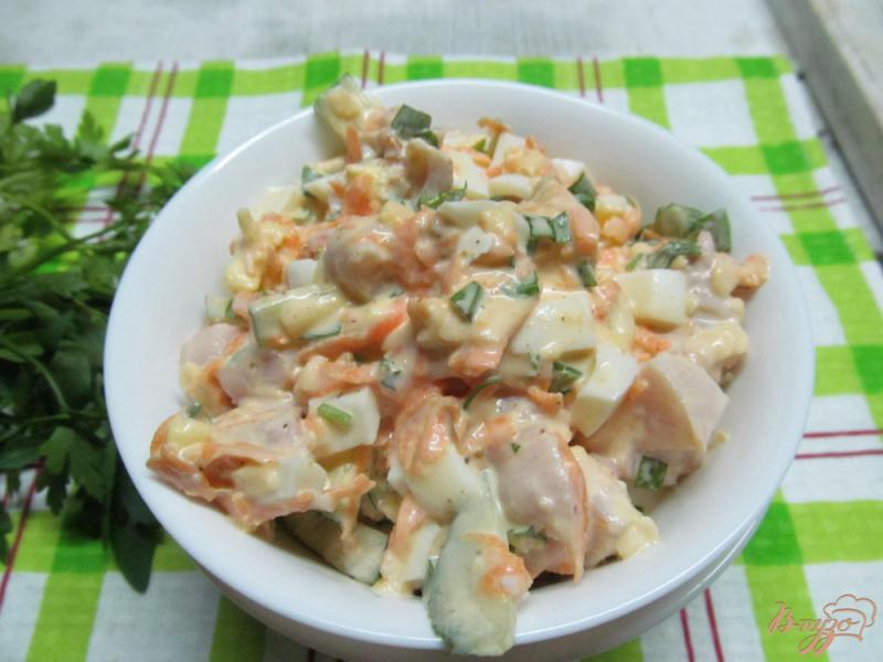 Фото приготовление рецепта: Салат с копченой курицей морковью и огурцом шаг №5