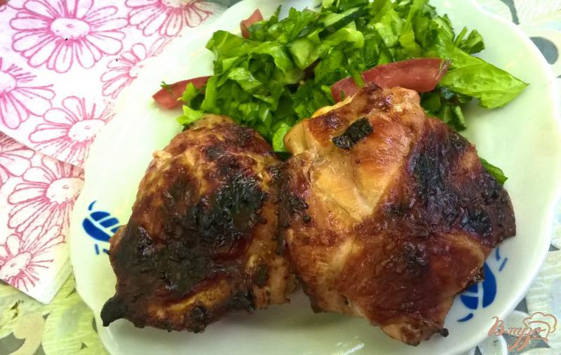 Фото приготовление рецепта: Куриные бедра с луком и горчицей на мангале шаг №5