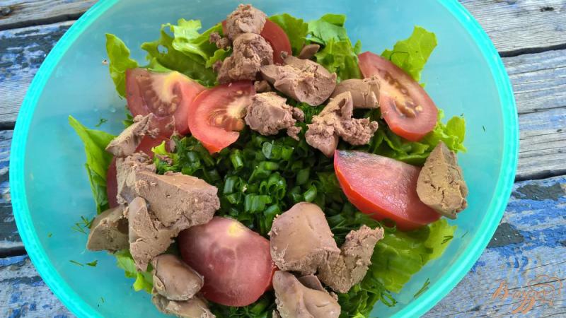 Фото приготовление рецепта: Зеленый салат с куриной печенью шаг №4