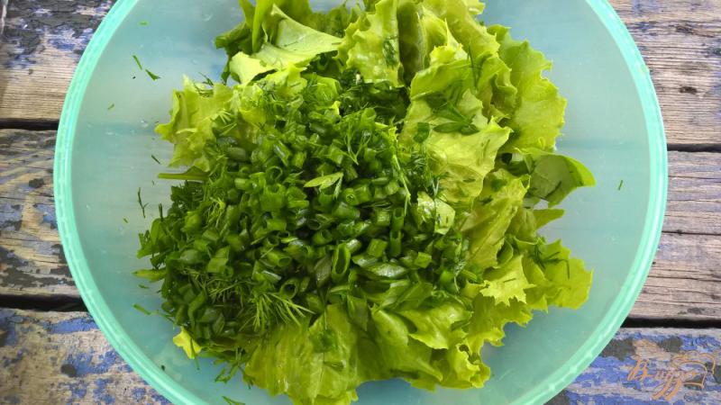 Фото приготовление рецепта: Зеленый салат с куриной печенью шаг №2