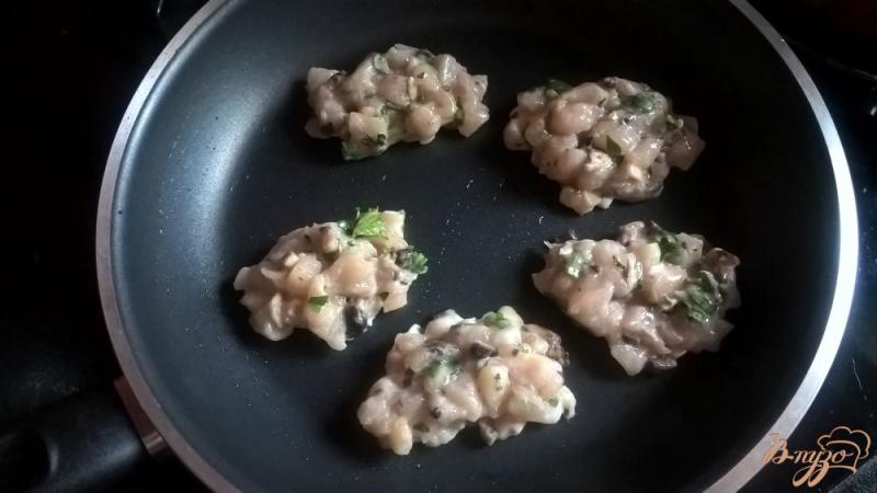 Фото приготовление рецепта: Рубленые куриные котлеты с грибами шаг №5
