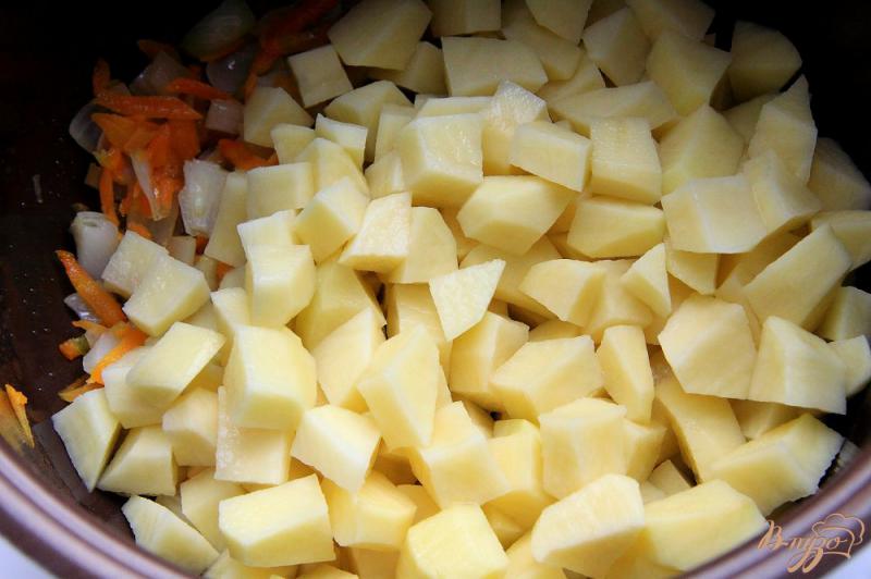 Фото приготовление рецепта: Суп с фрикадельками и макаронами в мультиварке шаг №3