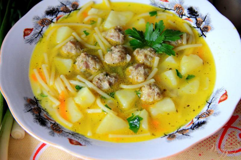 Фото приготовление рецепта: Суп с фрикадельками и макаронами в мультиварке шаг №8