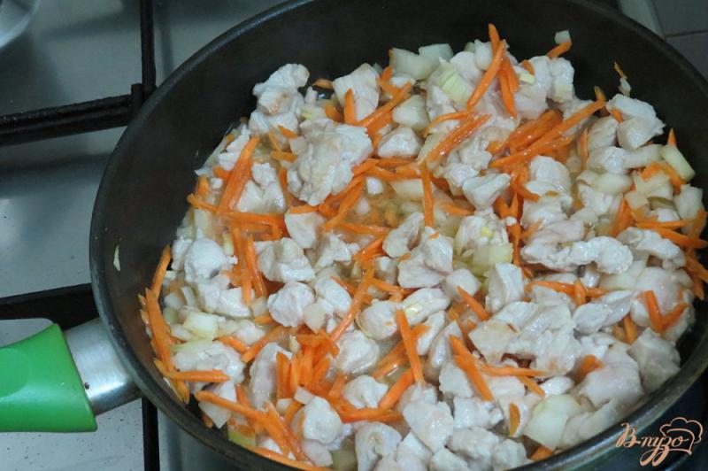Фото приготовление рецепта: Гречневая каша на сковороде с куриным филе шаг №4