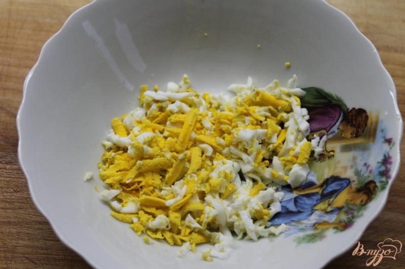 Фото приготовление рецепта: Закуска на гренки из яиц и моркови с зеленью шаг №1