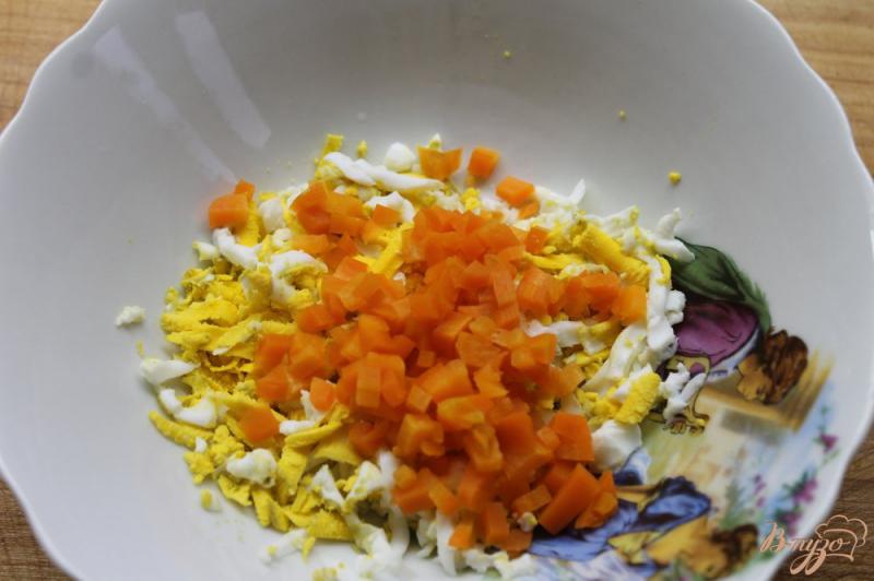 Фото приготовление рецепта: Закуска на гренки из яиц и моркови с зеленью шаг №2