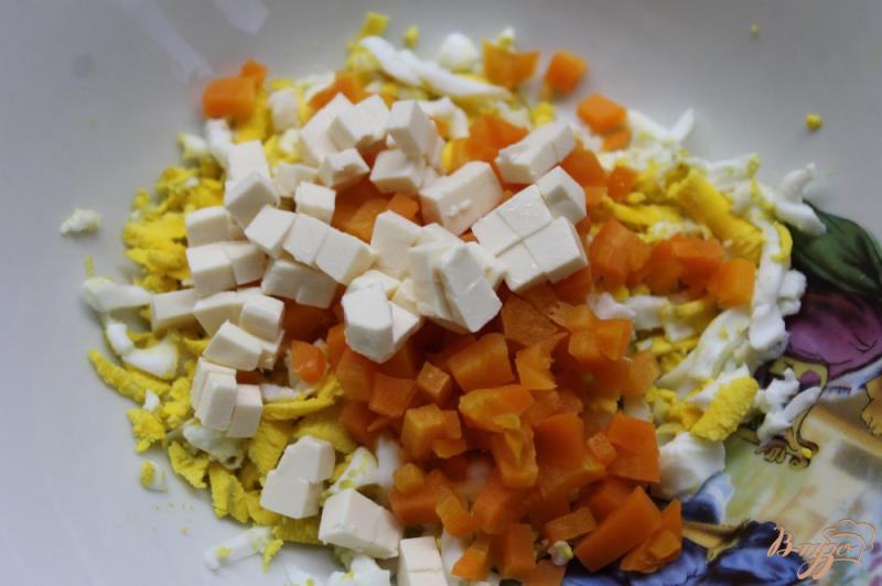 Фото приготовление рецепта: Закуска на гренки из яиц и моркови с зеленью шаг №3