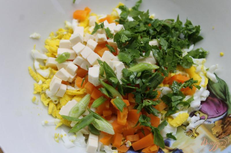 Фото приготовление рецепта: Закуска на гренки из яиц и моркови с зеленью шаг №4