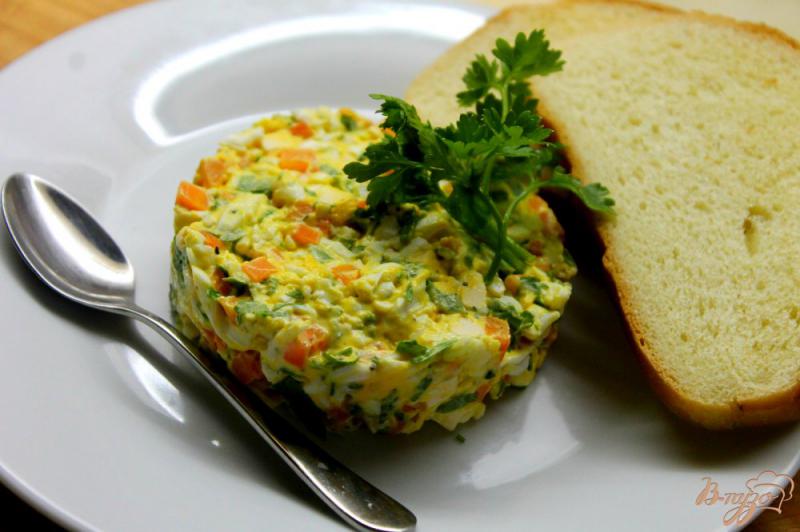 Фото приготовление рецепта: Закуска на гренки из яиц и моркови с зеленью шаг №5