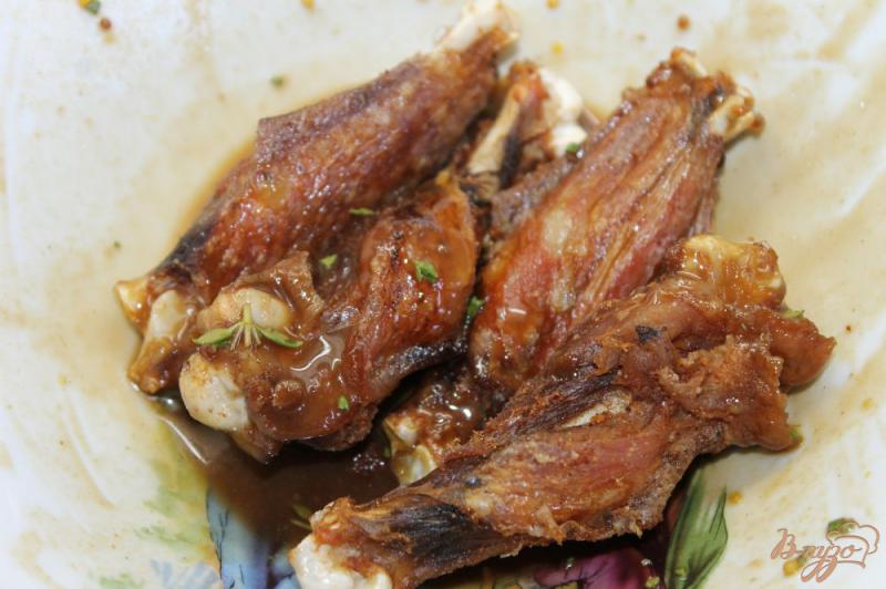 Фото приготовление рецепта: Куриные крылья в соевом маринаде с тимьяном шаг №6
