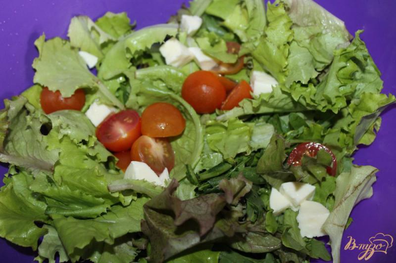 Фото приготовление рецепта: Витаминный салат с фетой и тыквенными семечками шаг №2