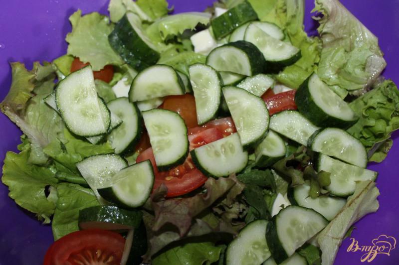 Фото приготовление рецепта: Витаминный салат с фетой и тыквенными семечками шаг №3