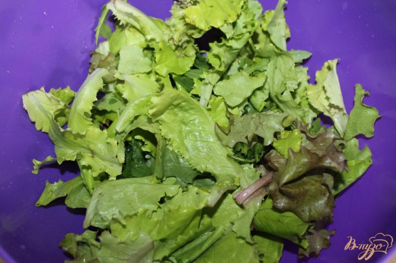 Фото приготовление рецепта: Витаминный салат с фетой и тыквенными семечками шаг №1
