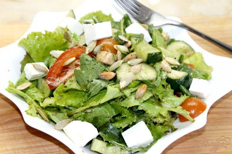 Фото приготовление рецепта: Витаминный салат с фетой и тыквенными семечками шаг №6