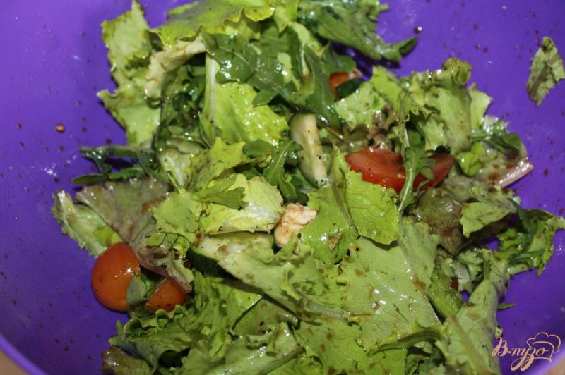 Фото приготовление рецепта: Витаминный салат с фетой и тыквенными семечками шаг №5