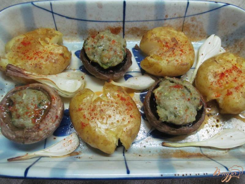 Фото приготовление рецепта: Запеченный картофель с фаршированными грибами шаг №3