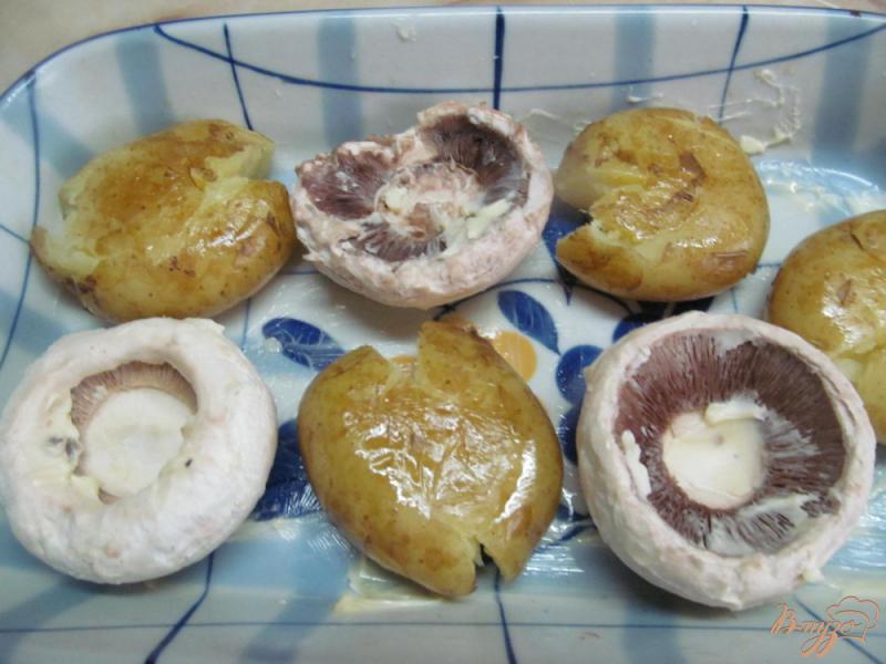 Фото приготовление рецепта: Запеченный картофель с фаршированными грибами шаг №1