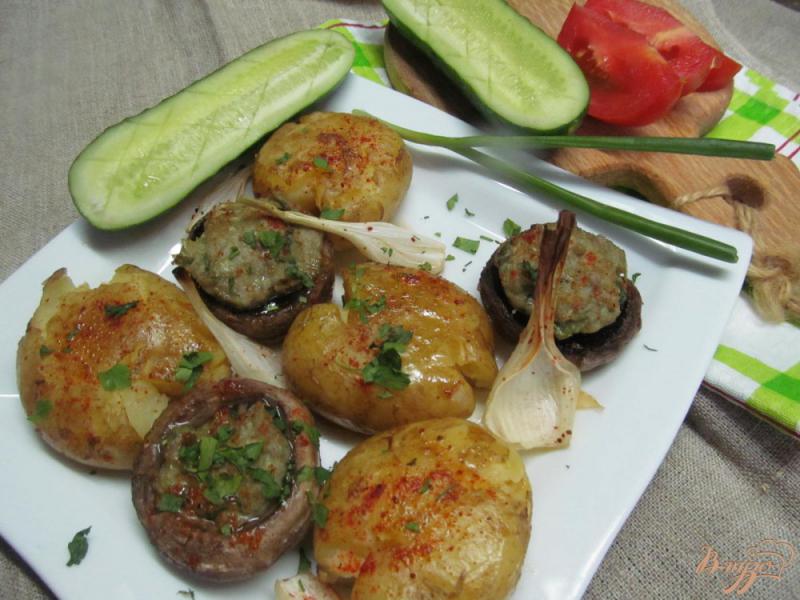 Фото приготовление рецепта: Запеченный картофель с фаршированными грибами шаг №4