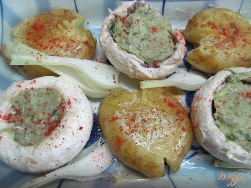 Фото приготовление рецепта: Запеченный картофель с фаршированными грибами шаг №2