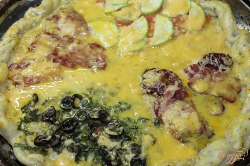 Фото приготовление рецепта: Пицца «4 сезона» с яйцом шаг №6